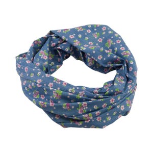 Könnte beinhalten: Blauer Schlauchschal mit floralem Muster. Der Schal ist mit kleinen rosa und grünen Blumen bedruckt. Das weiche Material und die Schlaufenform deuten darauf hin, dass er sofort getragen werden kann. Ein vielseitiges Accessoire.