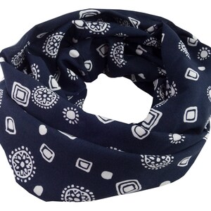 Könnte beinhalten: Ein marineblauer Infinity-Schal mit einem weißen Paisley-Muster.