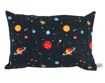 Kuschelkissen - Reisekissen - Kinderkissen - Weltraum Universum Kosmos Planeten Weltall schwarz bunt 20 cm x 30 cm - Hotelverschluss
