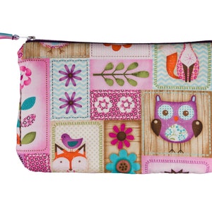 Könnte beinhalten: Eine rosa und braune Patchwork-Stofftasche mit Reißverschluss und verschiedenen Tier- und Blumenmotiven. Die Tasche zeigt eine Eule, einen Fuchs, einen Vogel und Blumen. Die Tasche hat einen violetten Reißverschluss und einen violetten Quasten.