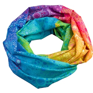 Könnte beinhalten: Ein farbenfroher, regenbogenfarbener Halstuch mit einem Kreis-Muster aus unterschiedlich großen Blasen. Der Halstuch ist aus einem weichen, dehnbaren Stoff.