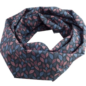 Könnte beinhalten: Ein dunkelblauer Infinity-Schal mit einem Muster aus rosa und blauen Blättern.