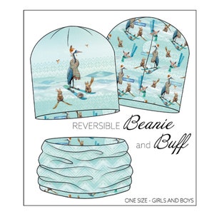 Könnte beinhalten: Wendbarer Beanie und Buff mit einem blauen und weißen Muster, das einen Vogel zeigt, der mit Tieren Ski fährt. Der Text "REVERSIBLE Beanie and Buff" ist unter dem Bild gedruckt. Der Text "ONE SIZE - GIRLS AND BOYS" ist unter dem Buff gedruckt.