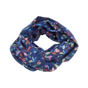 Könnte beinhalten: Ein blauer Stoffschal für den Hals mit einem Blumenmuster aus rosa, roten und grünen Blättern und Blüten.
