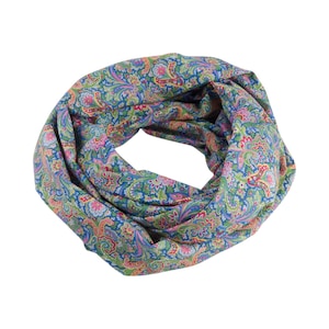 Könnte beinhalten: Ein blauer Infinity-Schal mit einem farbenfrohen Paisley-Muster. Der Schal hat ein sich wiederholendes Design aus Blumen- und Tropfenformen in Rosa-, Grün- und Gelbtönen. Der Schal ist aus einem weichen, leichten Stoff gefertigt.