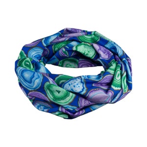 Könnte beinhalten: Ein blauer Infinity-Schal mit einem Muster aus bunten Achat-Scheiben.