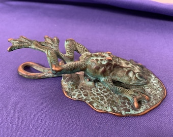 Vintage Virginia Metalcrafters Frog on Lily Pad spring clip- holds mail, receipts, etc. w/ patina finish- great condition