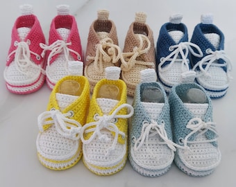 Chaussures bébé au crochet Converse pour garçons et filles avec semelles en feutre Chaussons bébé Crochet baskets unisexes cadeau de douche chaussures nouveau-né chaussures pour bébé