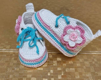 かぎ針編みのベビーシューズ、ベビースニーカー、かぎ針編みのベビーブーティ、ハンドメイドコンバース、初めてのベビーシューズ、ベビーギフト