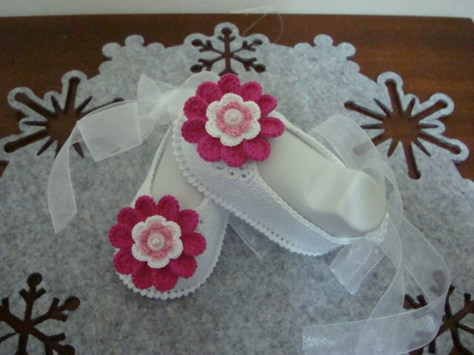 white & pink flower ballet style. crochet baby girl booties - ballet slippers - flower shoes