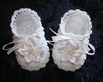 Gehäkelte Babyschuhe. Perlenschuhe-Taufschuhe.Handgefertigte Taufschuhe Babysandale ,weiße gehäkelte Sommerschuhe.