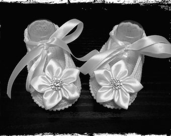 Crochet Baby Ballet Slippers.White satin Crib Shoes with Diamonds.Hand crocheted Mary Jane booties with Satin Flowers. Baby Ballet Flats.