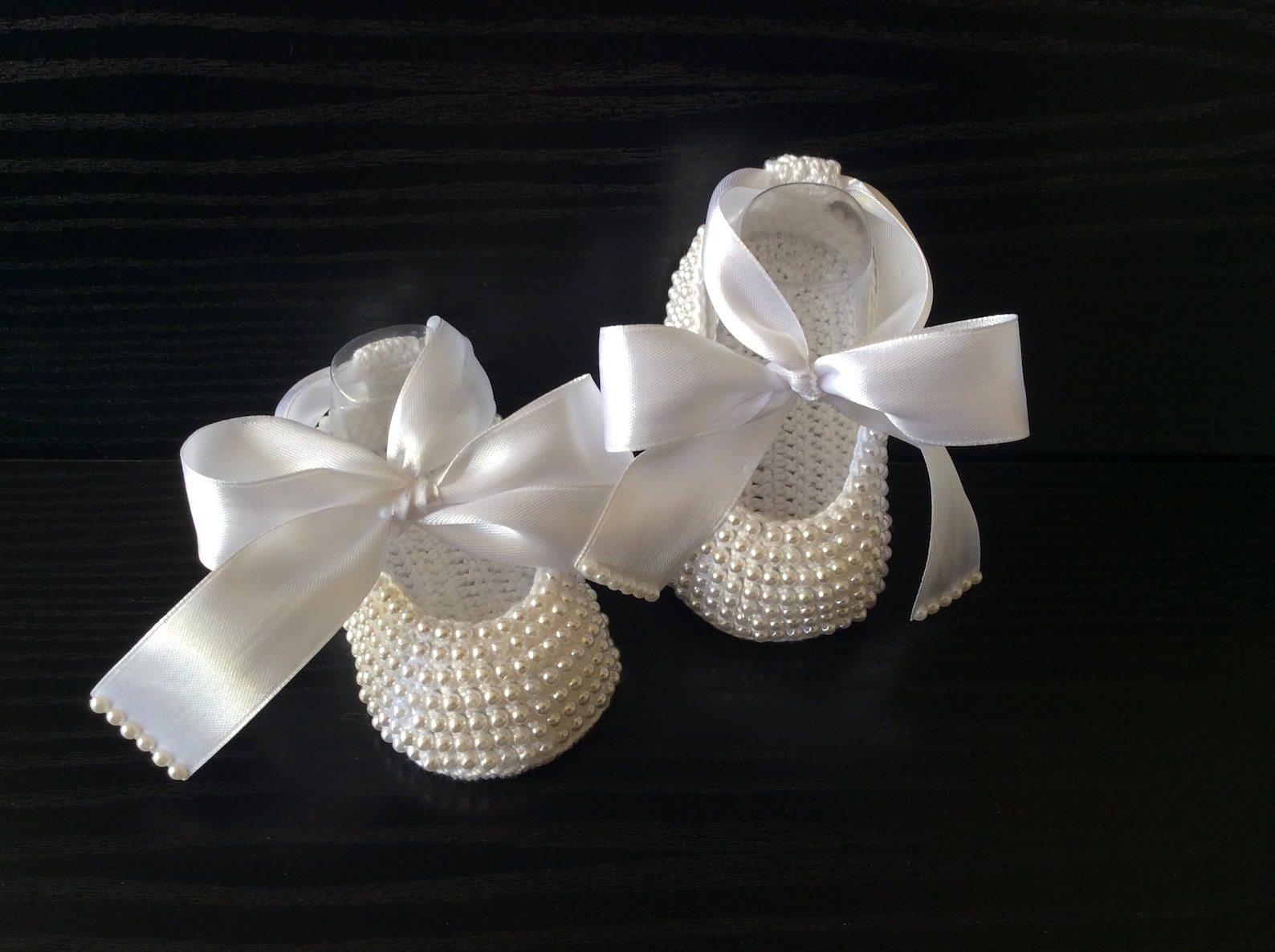 pearls crochet baby shoes. princess white slippers.hand crocheted mary jane. baby ballet flats.