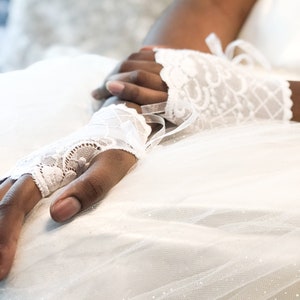 Bridal lace gloves, wedding gloves, fingerless gloves, tea gloves, White lace gloves, stretch lace bridal gloves,