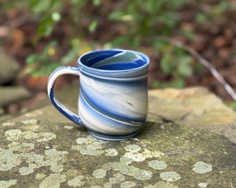 North Cove / Taza de cerámica hecha a mano / Azul profundo degradado con arcilla jaspeada color crema y verde bosque / 14 oz / Colección jaspeada
