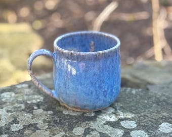 Taza de cerámica con esmaltes azules y blancos sobre arcilla moteada, hecha a mano, con cielo de montaña, 14 oz, colección Mineral
