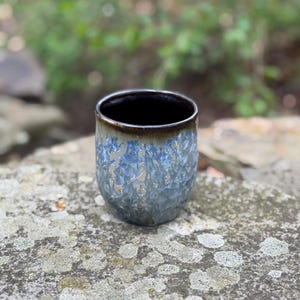 Puede incluir: Juego de tres tazas de cer&aacute;mica con acabado mate moteado. Las tazas son de color crema, gris claro y gris oscuro. Dise&ntilde;o sencillo y minimalista, ideal para caf&eacute; o t&eacute;.