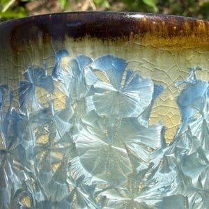 Puerto Congelado / Taza de cerámica hecha a mano / Cerámica con esmalte cristalino en crema, azul claro y óxido / 295 ml / Colección Cristalina imagen 4