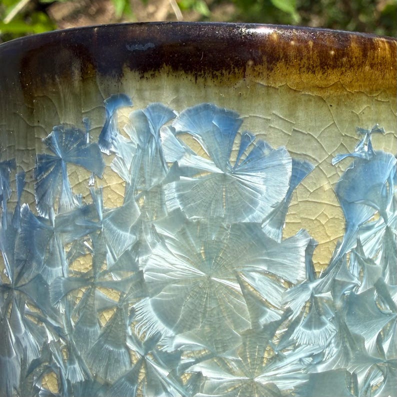 Puerto Congelado / Taza de cerámica hecha a mano / Cerámica con esmalte cristalino en crema, azul claro y óxido / 295 ml / Colección Cristalina imagen 4