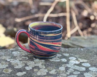 Twilight Run I / Taza de cerámica hecha a mano / Cerámica jaspeada en colores azul profundo y atardecer / 355 ml / Colección jaspeada