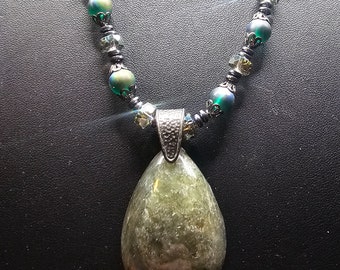 59 Attractive Labradorite Pendant with Matching 27" Necklace and Earrings