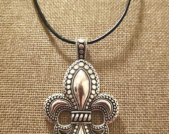 Fleur de Lis Necklace - Silver Tone