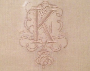 Set mit 2 bestickten ""K"" Gästehandtüchern, beiges Monogramm Gästehandtuch mit beigem Garn und Gilucci Borte." Kostenloser US-Versand.