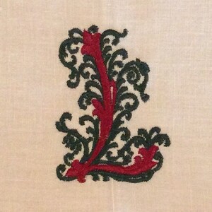 Toalla de invitado de monograma de vacaciones y rojo bordado con borde de puntada Gilucci en color ecru, lino irlandés