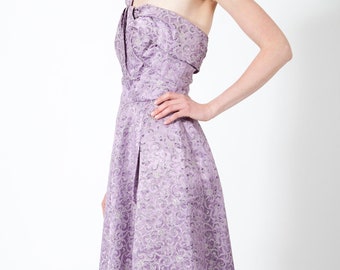 1950er Jahre schimmernde lila Einschulter Ballkleid