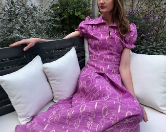 Göttliche 1970er Jahre Maxi-Kleid in lila, Gold und Silber geometrische Muster