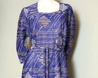 Metallische violett 70er Jahre Maxi-Kleid mit geometrischen Muster
