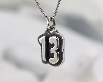 Collar Lucky 13, colgante grueso de plata de ley con acabado pulido y oxidado.