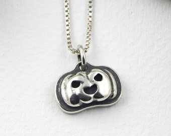 Collar de calabaza gruñona, colgante grueso de plata de ley para Halloween con detalles oxidados