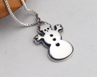 Collar con colgante de muñeco de nieve de plata: un regalo ideal para mamá o una compañera de trabajo. Divertido collar de muñeco de nieve para fiestas navideñas.