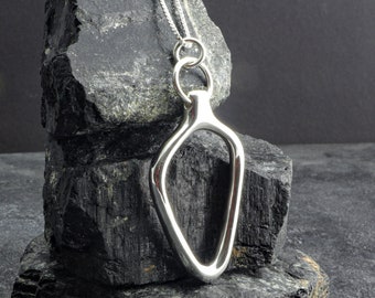 Collar largo de plata - Colgante grueso hecho a mano en una cadena de plata de ley con cierre de mosquetón.