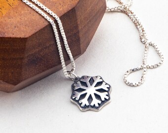 Collar de copo de nieve de plata de ley – Colgante de copo de nieve de plata maciza en una cadena de plata de ley – Regalo de Navidad para mamá