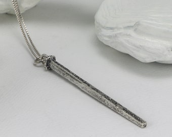 Collar largo con colgante de clavo de ataúd, estilo rústico, en plata de ley oxidada.
