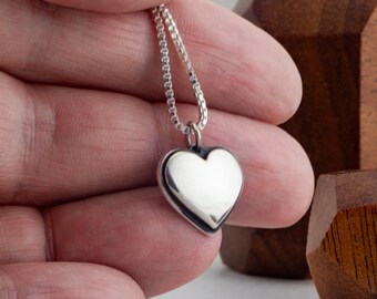 Collar de plata de ley con colgante de corazón clásico en una cadena de eslabones de plata de ley 925.
