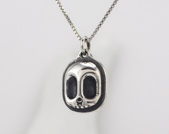 Collar de calavera de inspiración retro, colgante espeluznante de Halloween en plata de ley con un toque gótico de dibujos animados.