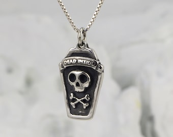 Collar Dead Inside con calavera y tibias cruzadas, colgante de calavera pirata en plata de ley con acabado oxidado.