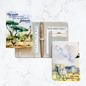 Könnte beinhalten: Ein Set aus drei hellgrauen Mini-Trakt-Hüllen mit Aquarellillustrationen afrikanischer Wildtiere. Eine Hülle zeigt einen Löwen, eine Giraffe und Text. Die offene Hülle enthält einen Stift und Kartenfächer. Die dritte Hülle zeigt Elefanten und eine Gazelle.