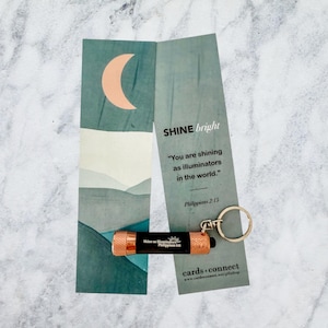 Brelok z latarką JW Mini i zakładką – Shine Bright Phil. 2:15 – Szkoła Pionierów lub prezent motywacyjny ŚJ