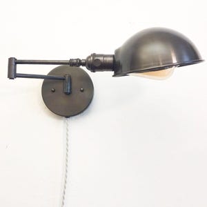 Aplique de pared ajustable con brazo oscilante - Bronce oscuro - Aplique de mesita de noche industrial con acabado envejecido a mano - Lámpara de lectura articulada de estilo moderno de mediados de siglo