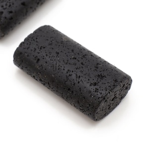 大きな火山溶岩石の黒いペンダント 柱状の樽型ペンダント 15x22x40mm 1個