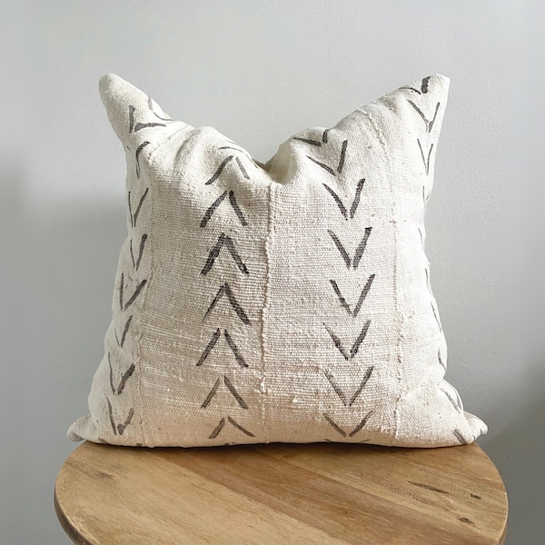 African mudcloth pillow sham, Mali mudcloth, textured fabric, natural off-white, grey, black, arrows, geometric, pillow cover, handprinted