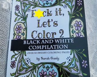 Può includere: Un libro da colorare in bianco e nero intitolato "Fck it, Let's Color 2: Black and White Compilation" con oltre 50 pagine da colorare con parolacce di Sarah Ganly. La copertina presenta un design floreale con fiori rosa e blu.