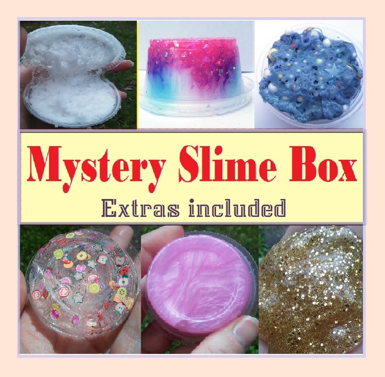 Puede incluir: Caja de slime misteriosa con extras incluidos. La caja contiene seis recipientes de slime diferentes, incluyendo un slime rosa, un slime azul con cuentas blancas, un slime transparente con purpurina, un slime transparente con amuletos con forma de fruta, un slime con purpurina dorada y un slime blanco.