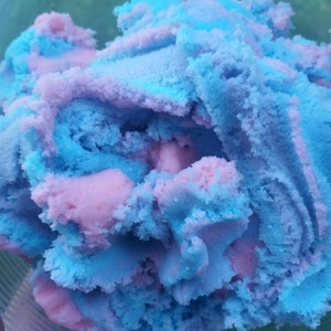 Peut inclure: Gros plan sur une glace &agrave; la vanille bleue et rose. La glace est douce et moelleuse, avec une texture l&eacute;g&egrave;re et a&eacute;r&eacute;e.