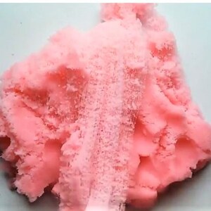 Puede incluir: Slime rosa esponjoso con textura granulada.