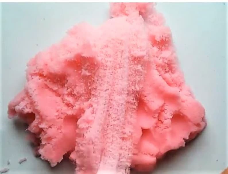 Puede incluir: Slime rosa esponjoso con textura granulada.